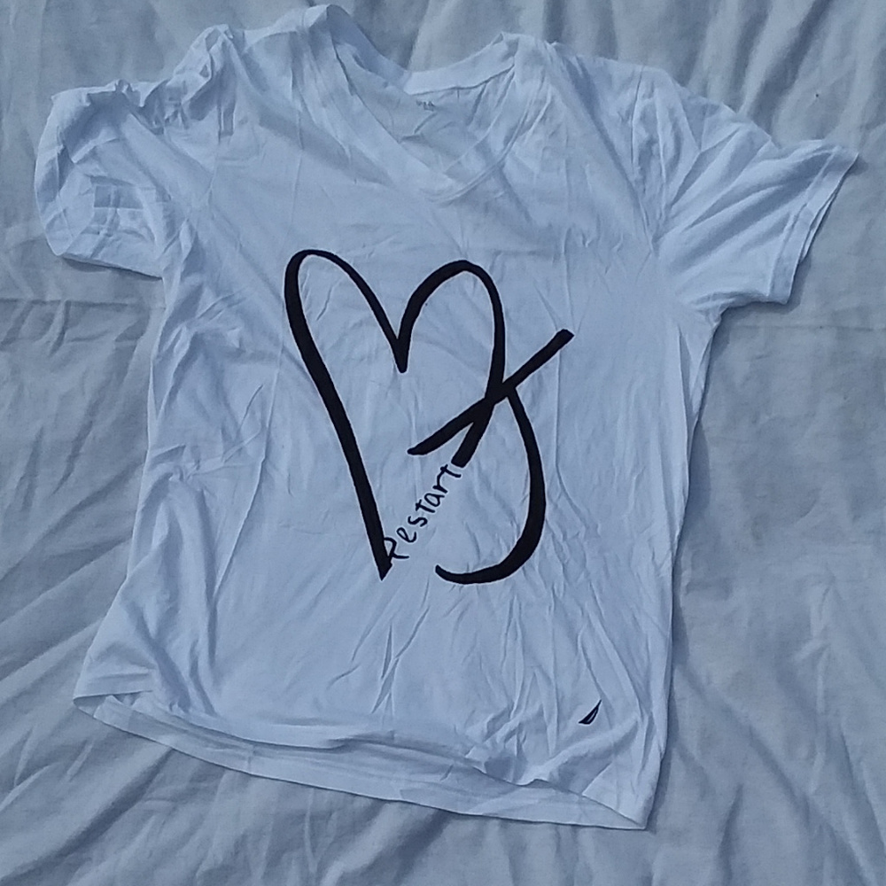 white NAUTICA vneck short sleeve top